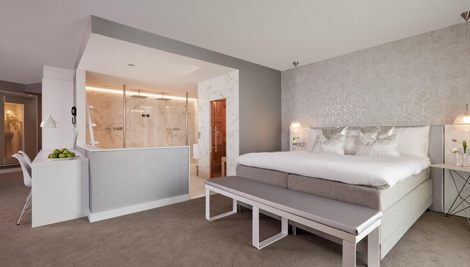 Bett im Wellness Suite White Hotel Groningen-Hoogkerk